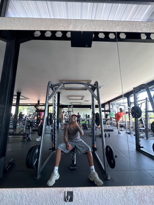 Gym mirror selfie on a weight bench in Kuta Selatan