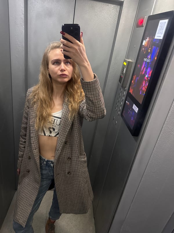 Woman takes elevator selfies, spotted with KFC bag