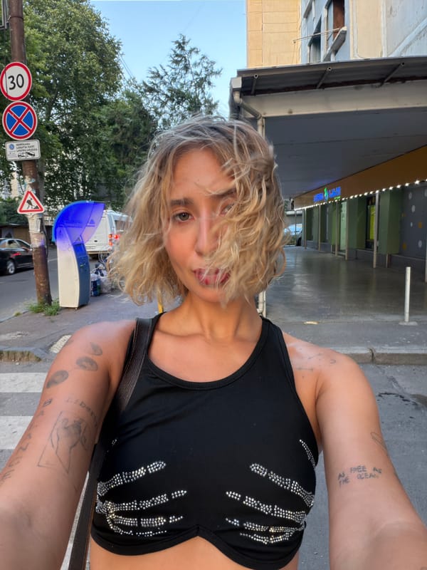 Bold look, Tbilisi streets, quick selfie session