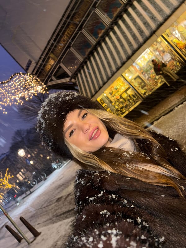 Amsterdam residents enjoy snowy evening amid decorated winter streets