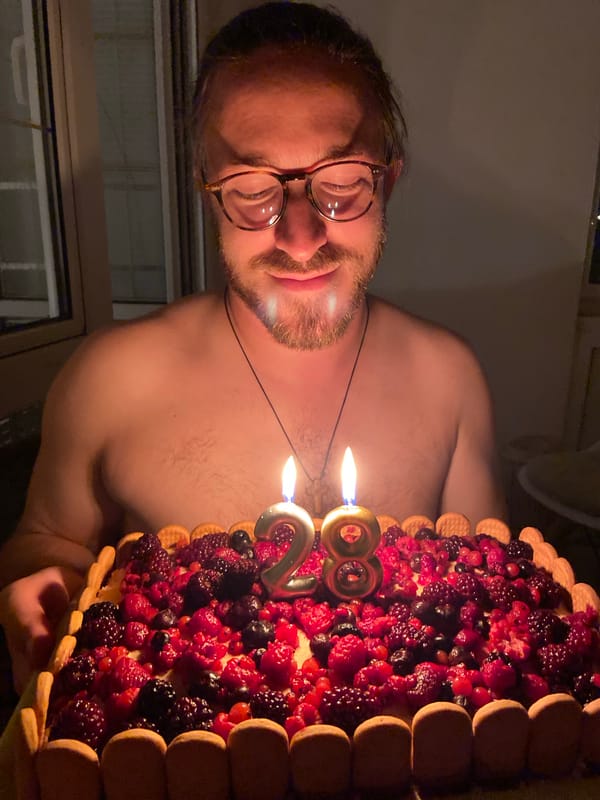 28th birthday celebration with cake and gifts in Sutomore