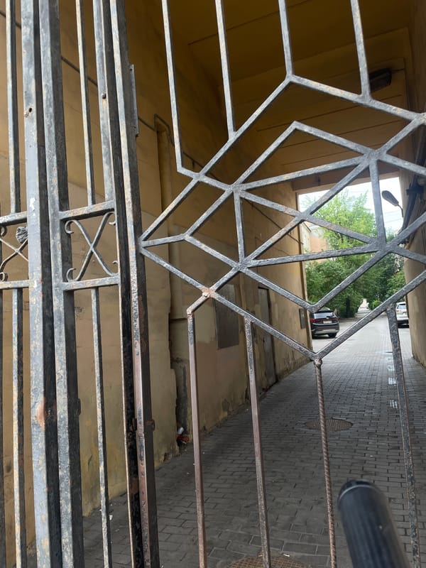 Street-level Saint Petersburg: courtyards, traffic, and tangled wires
