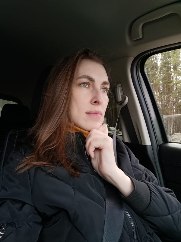 Woman documents car journey through Votkinsk with morning selfies