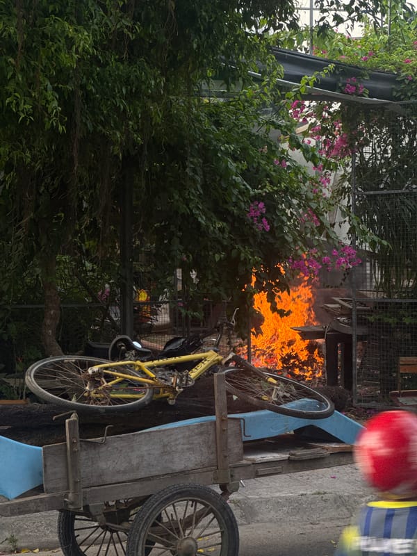 Controlled debris fire observed on Đà Nẵng street during morning hours
