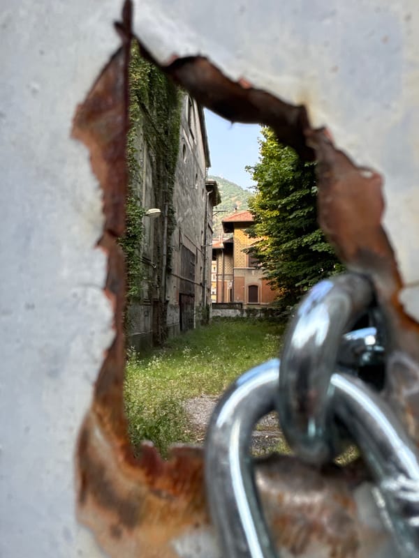 Decay and daily life side by side in Como