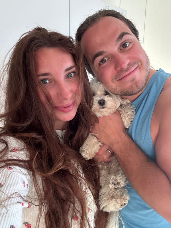 Couple photographs with small dog in Valencia