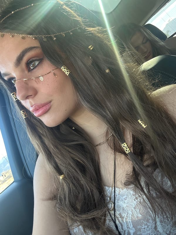 Woman spotted wearing elaborate gold hair accessories in Palm Desert