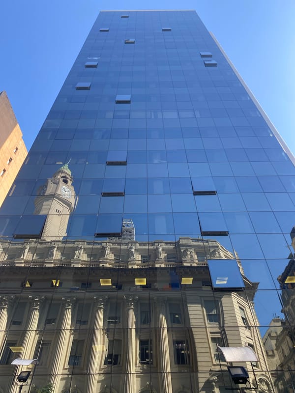 Afternoon street life captured around Buenos Aires government district