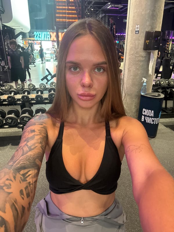 Woman takes gym selfies in Moscow fitness center