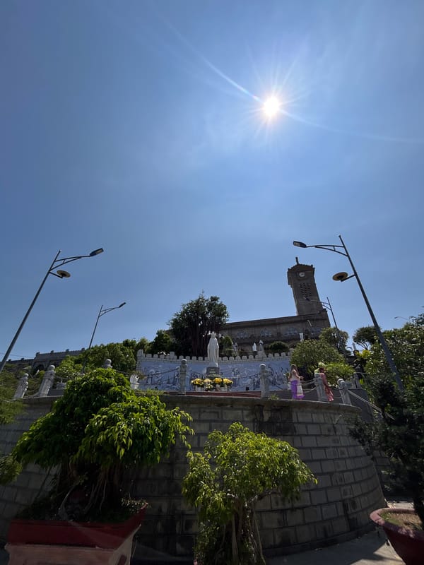 Morning walk captures everyday street scenes in Nha Trang