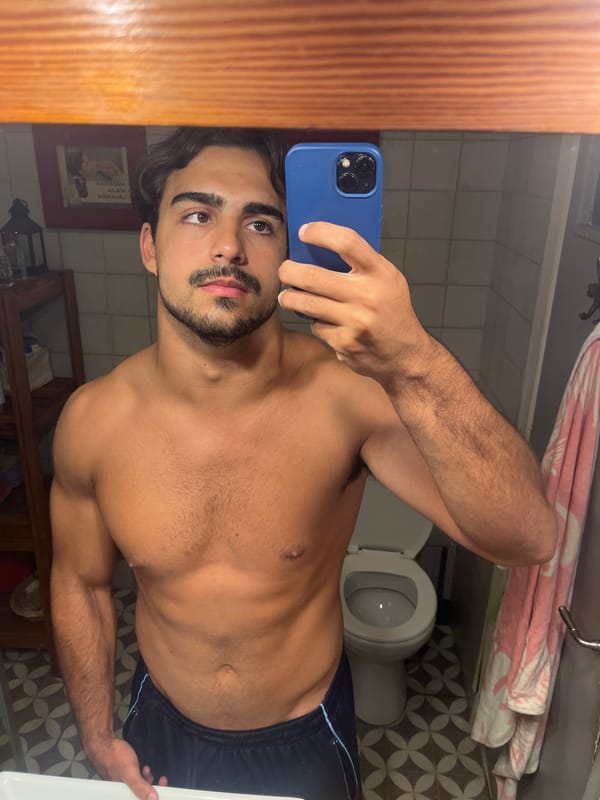 Man takes bathroom selfies in Avellaneda