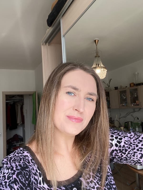 Woman documents morning routine with selfies and breakfast in Yekaterinburg