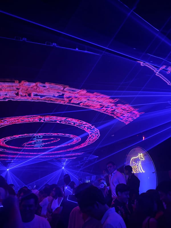 Video screen displays colorful patterns at Tuxtla Gutiérrez nightclub