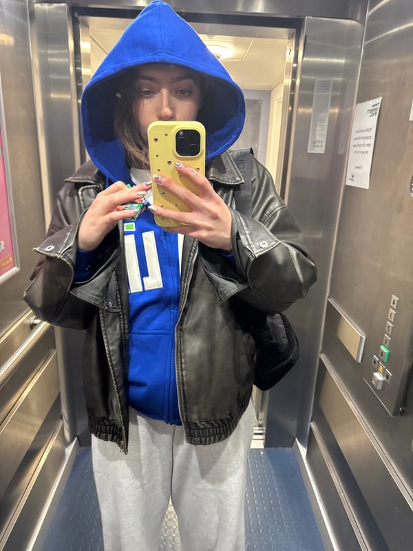 Person takes elevator selfie in Hull