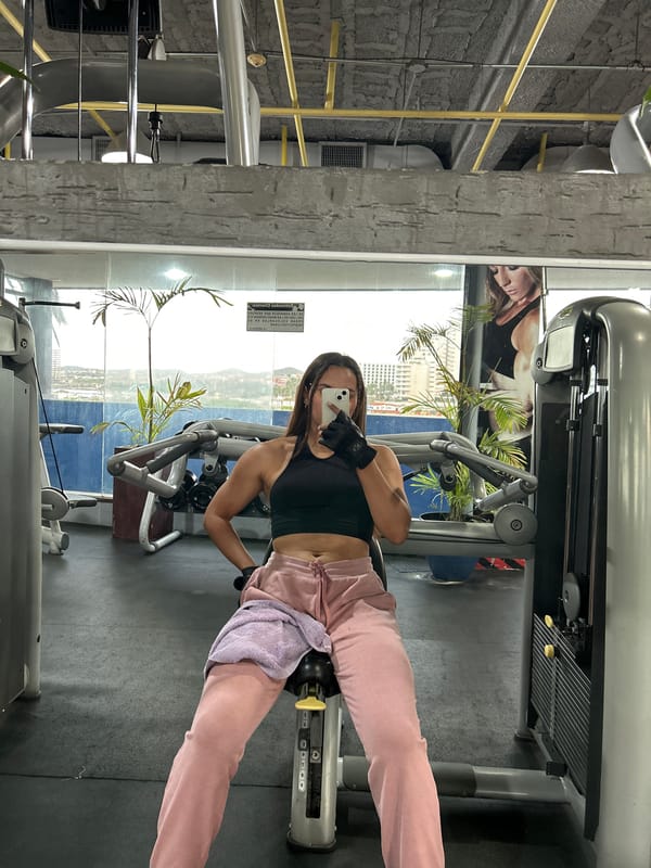 Post-workout selfies and Porlamar streets at dusk