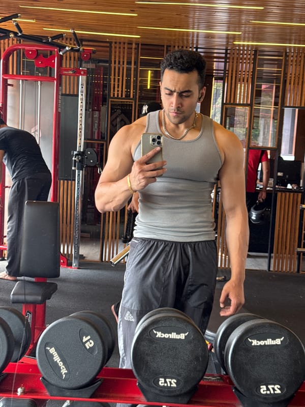 Man takes early morning gym selfies in Kolkata