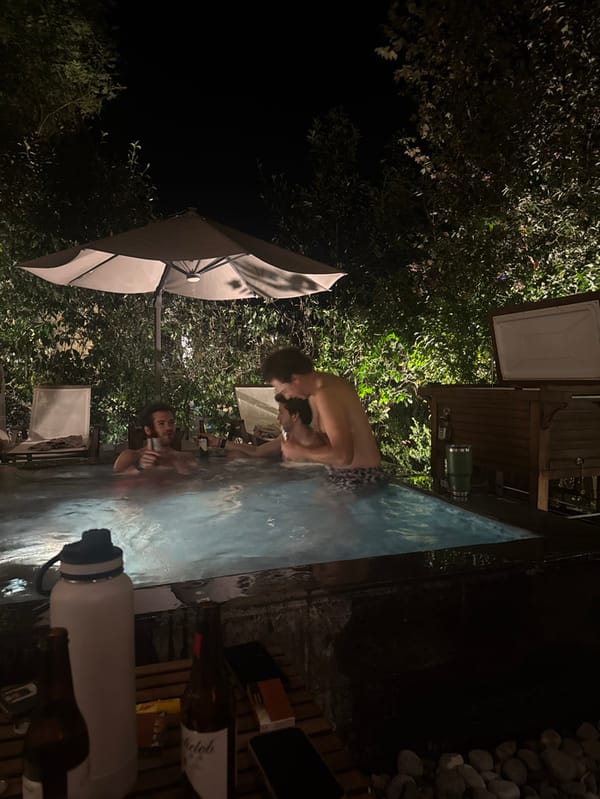 Men enjoy late-night hot tub session in Valle de Bravo