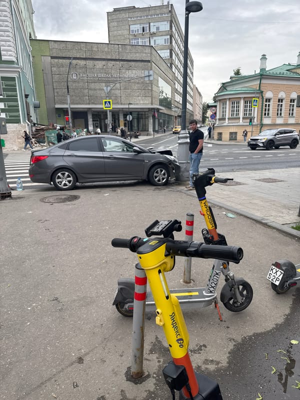 Car crash and street life documented in Moscow