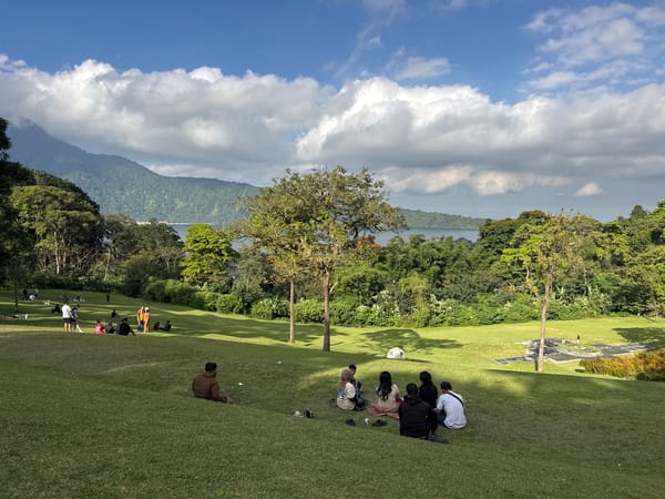 Crowds out on Bedugul's hillside overlooking Lake Beratan