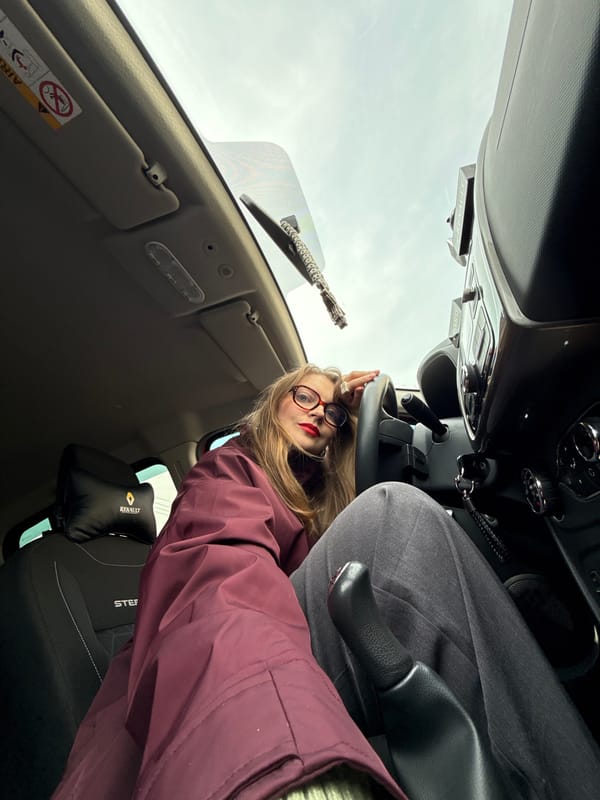 Woman in glasses observed in Renault vehicle in Izhevsk