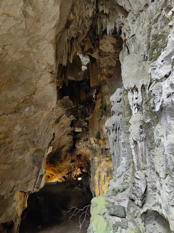 Tourist explores Tam Thanh Cave formations in Lạng Sơn