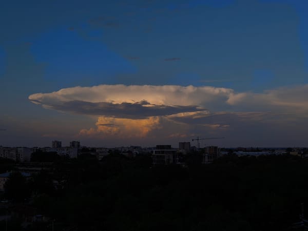 Dramatic anvil cloud formation observed over Plovdiv at dusk