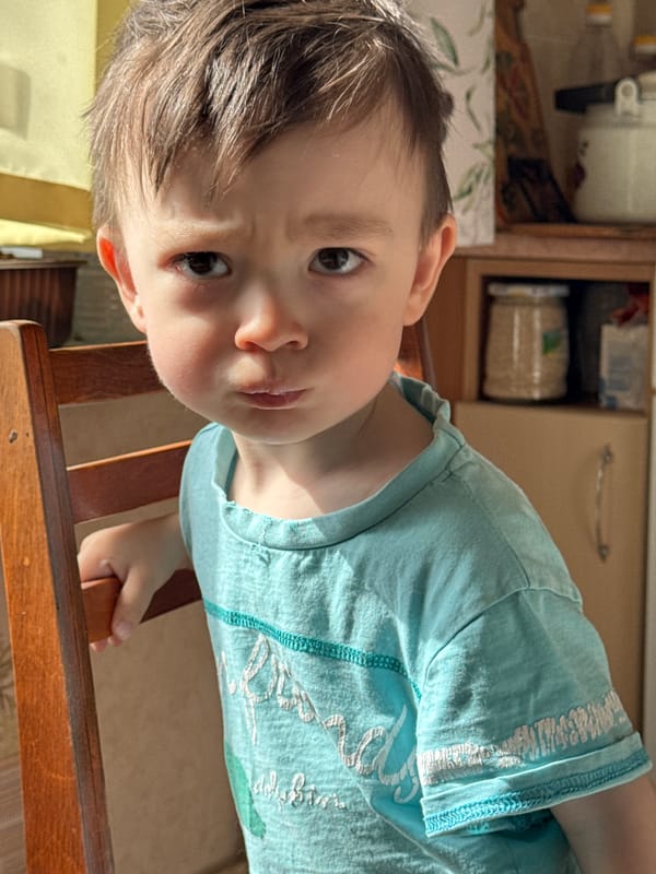 Indoor portraits captured in Izhevsk show child and woman