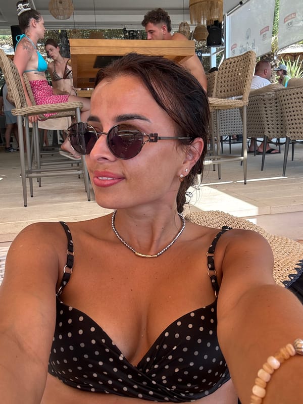 Beachside break: selfies, snacks, and sun at a resort