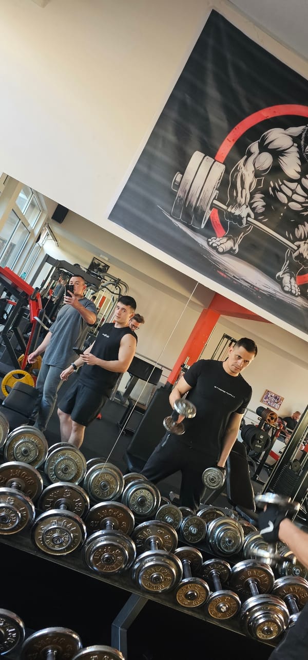Gym workouts and meal prep documented in Gabrovo