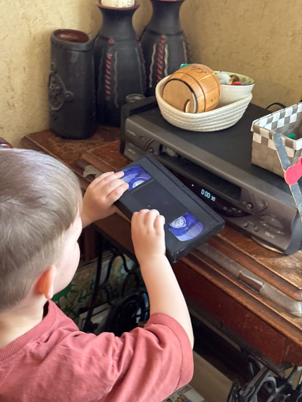 Moscow household moments: child, pets, meal documented Saturday afternoon