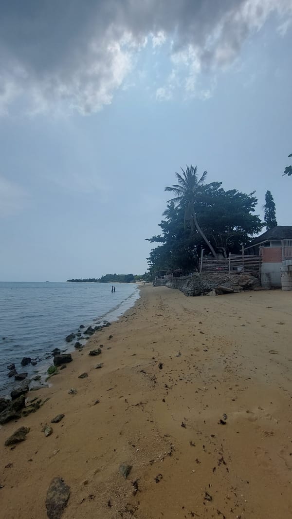 Overcast beach scene documented in Baan Mae Nam, Thailand