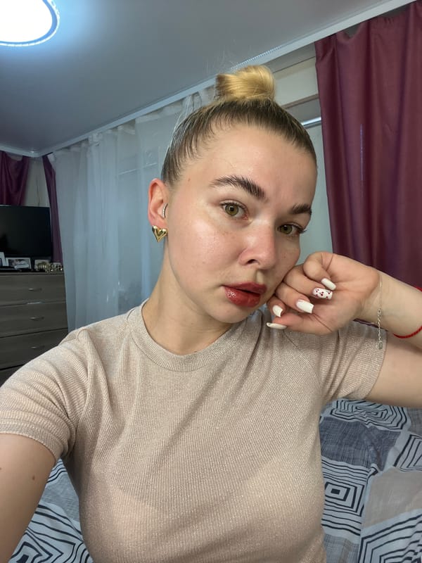 Indoor selfie in a Tikhoretsk bedroom, casual pose.
