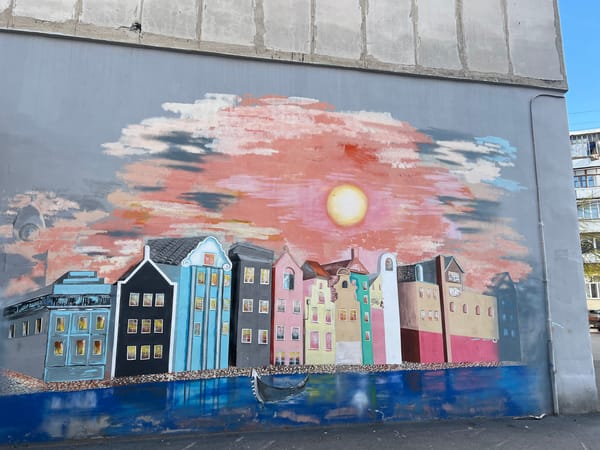 Ufa displays Victory Day preparations with murals and window art