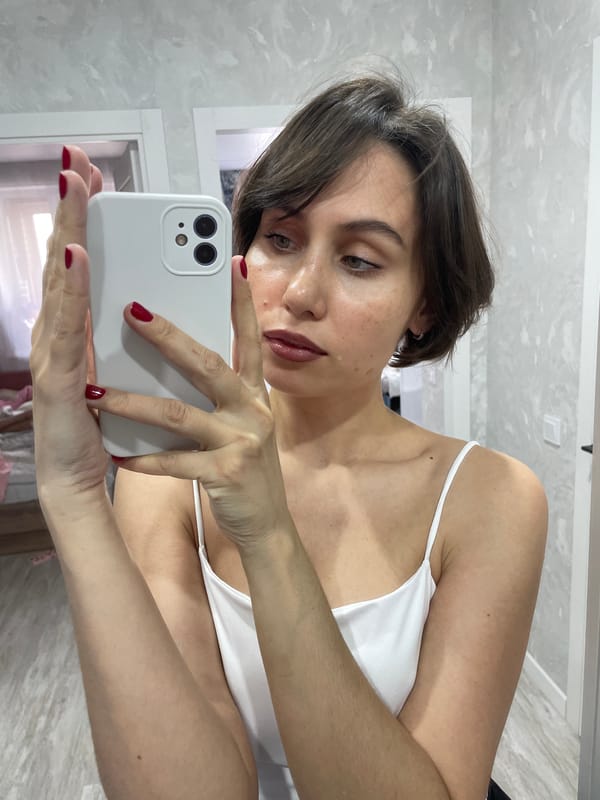 Woman takes bathroom selfies with child in Izhevsk