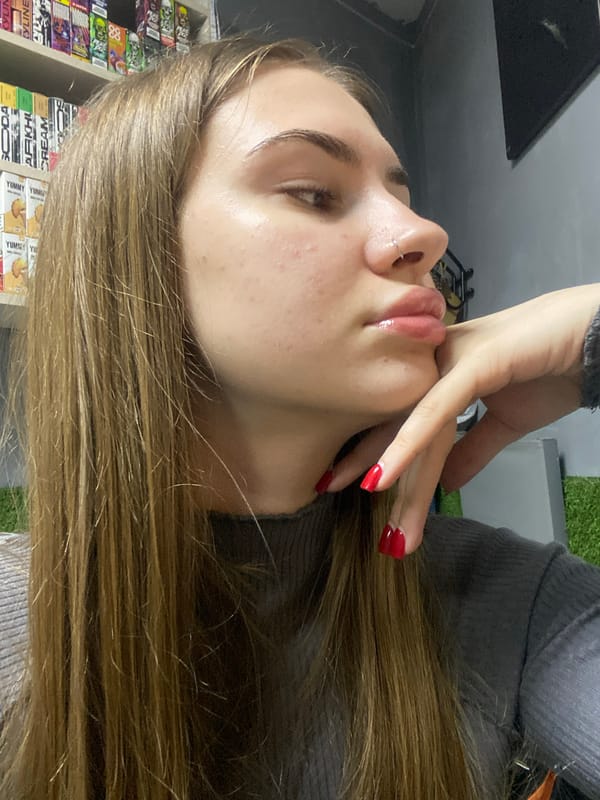 Woman Takes Selfies in Russian Shop During Two-Hour Session