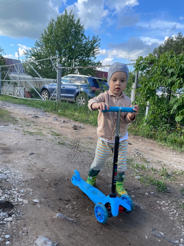 Spring day captured in Zav'yalovo: child plays, flowers bloom