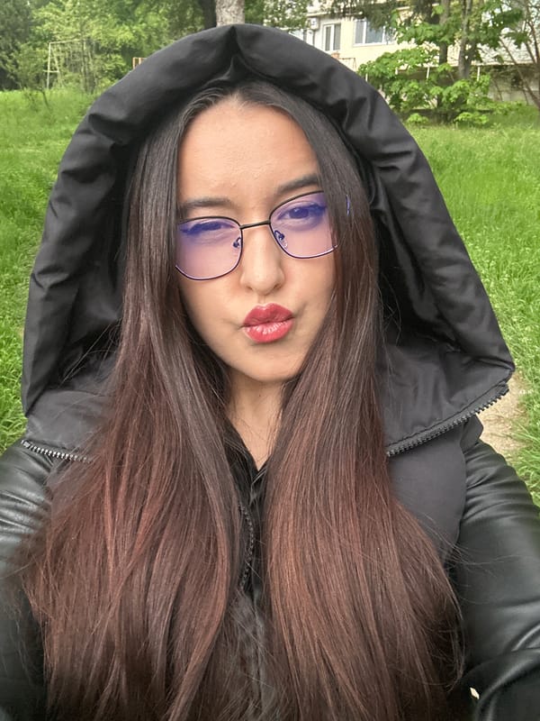 Woman in black jacket observed in Varna park area