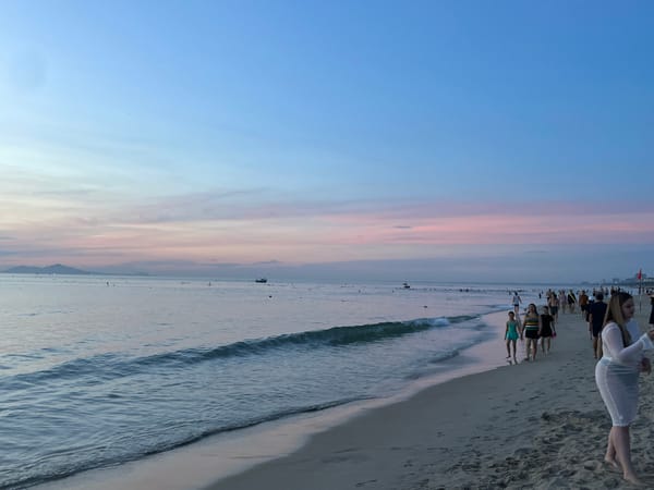 Đà Nẵng at dusk: beach to city streets