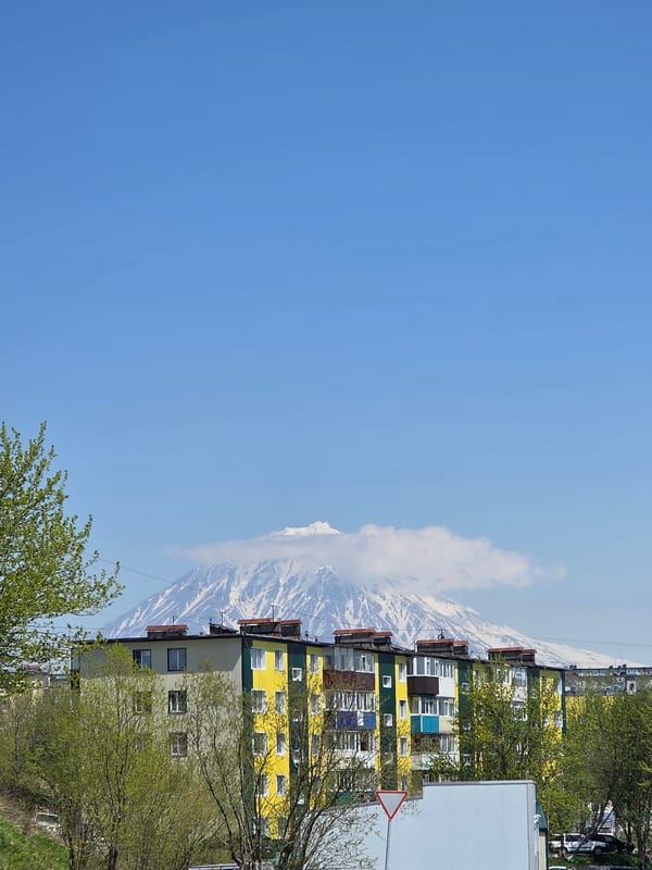 Clear skies over Petropavlovsk-Kamchatsky volcanic peaks witnessed