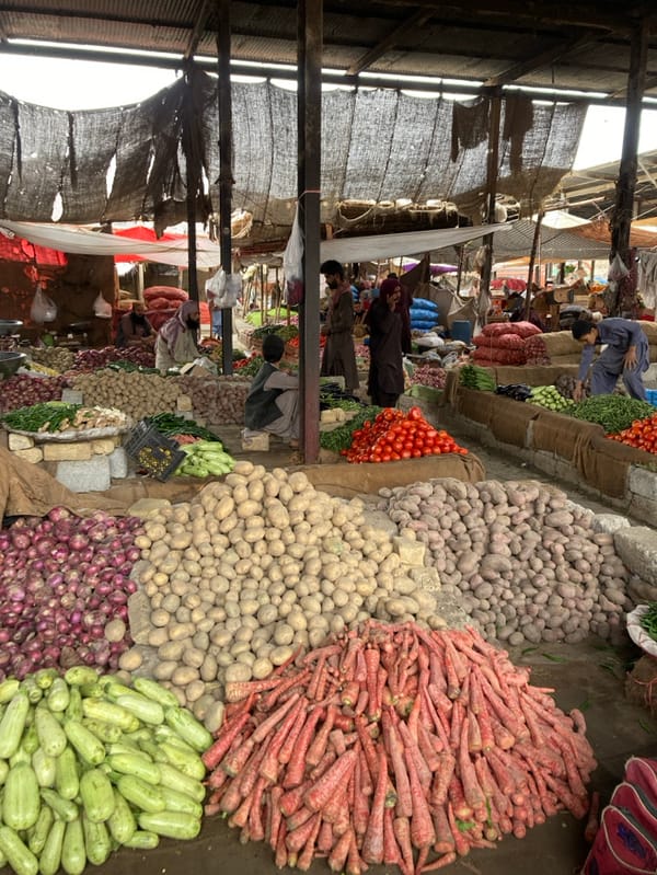 Busy morning at Quetta wholesale produce markets March 10