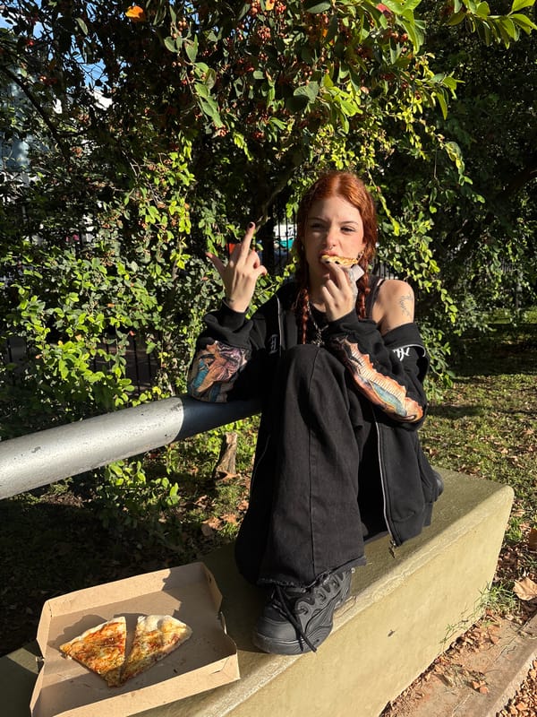 Woman spotted holding cash outdoors in Buenos Aires