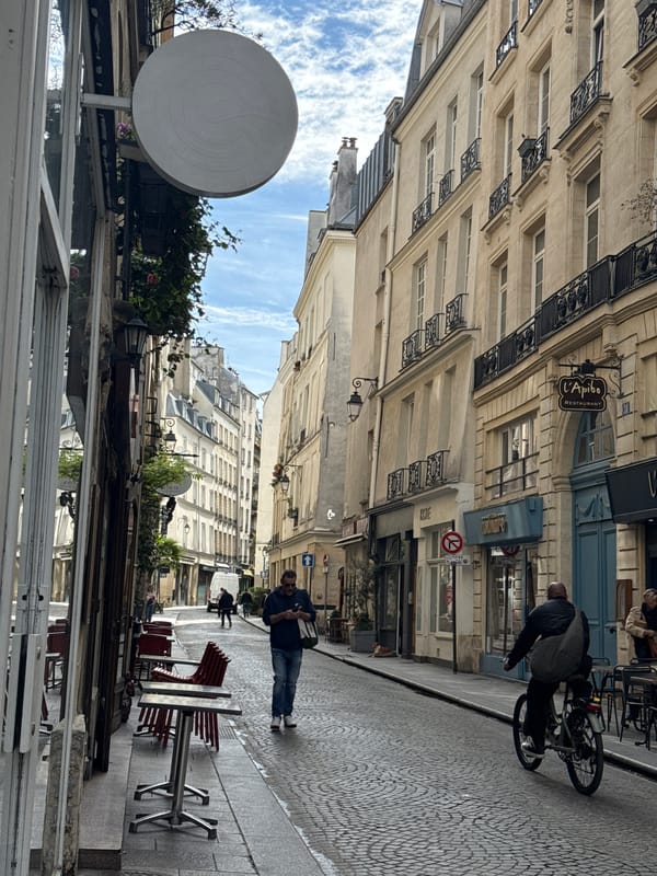 Man spotted walking, standing near Paris grocery shop