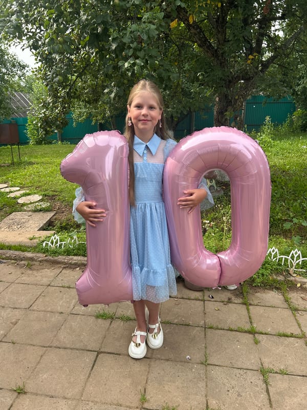10th birthday party in a Фоки backyard with cake and balloons