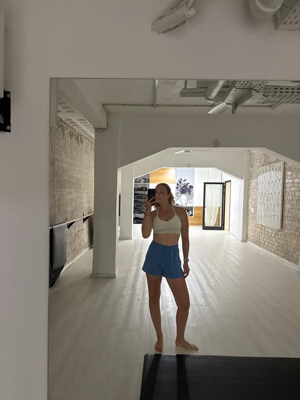 Gym selfie in a bright Tel Aviv fitness studio