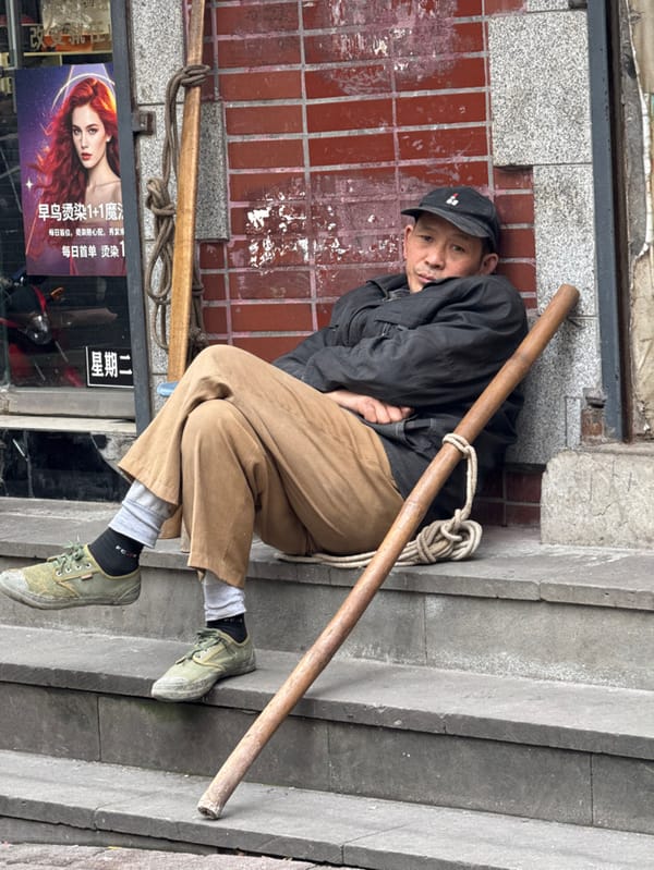 Morning street scenes captured across Yuzhong District