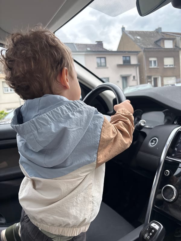 Child plays driver in parked car in Pétange