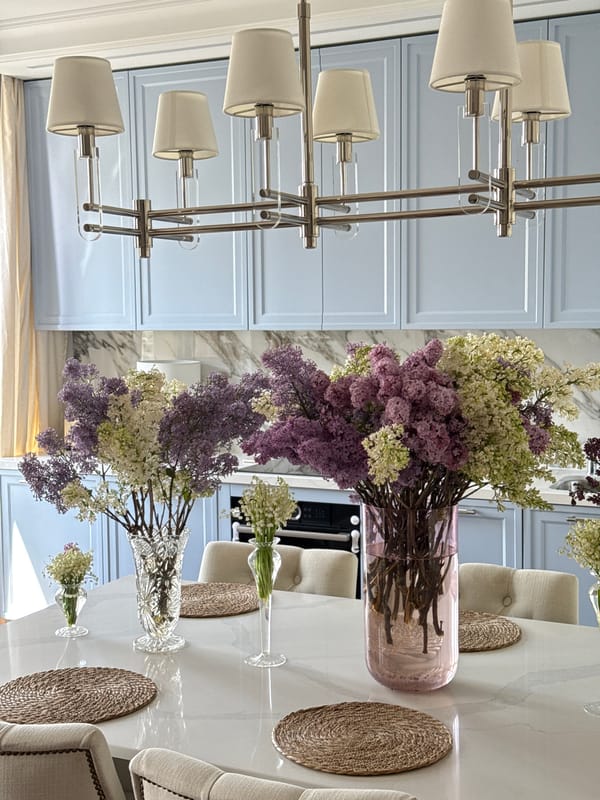 Formal dining room with lilac centerpieces documented in Moscow