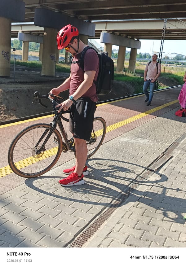 Busy afternoon on a Warsaw train platform