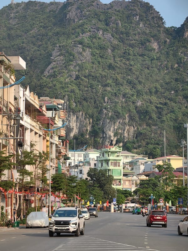 Morning street life and dining captured in Hong Gai Ward