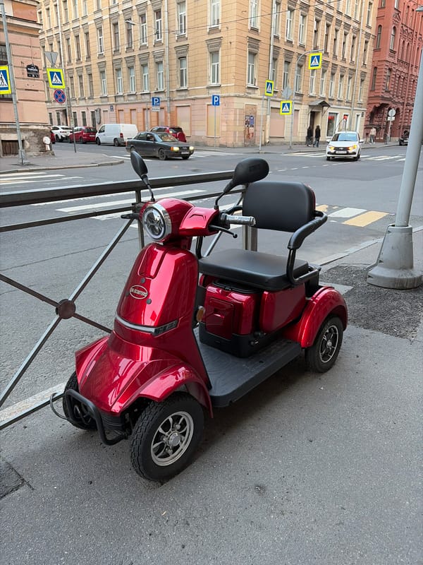 Street scenes and sculptural hand gestures in central Saint Petersburg